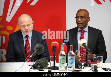 Ieuan Evans, presidente dell'Unione di rugby gallese (a sinistra) e amministratore delegato Nigel Walker durante una conferenza stampa al Principato Stadium di Cardiff. Ieuan Evans ha promesso di rimanere come presidente gallese Rugby Union nonostante le accuse di una 'cultura tossica' presso l'organizzazione che ha portato alle dimissioni del direttore generale Steve Phillips la domenica. Le dimissioni di Phillips sono avvenute dopo una settimana turbolenta nel rugby gallese a seguito di un documentario che ha trasmesso accuse di misoginia, sessismo, razzismo e omofobia all'organo governativo del gioco in Galles. Data immagine: Lunedì 30 gennaio 2023. Foto Stock