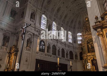 Splendidi interni della chiesa di Monaco Foto Stock