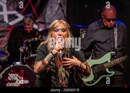 Paul Hanley, Brix Smith Start, Stephen Hanley. Brix & The Extricated al Colchester Arts Centre, Essex. 18 novembre 2018 Foto Stock