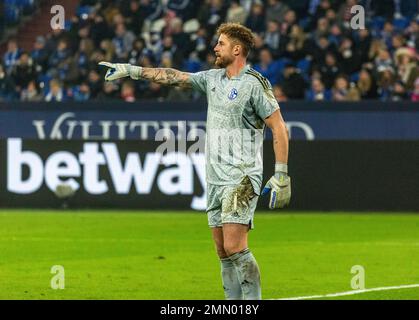 Sport, calcio, Bundesliga, 2022/2023, FC Schalke 04 contro 1. FC Koeln 0-0, Veltins Arena Gelsenkirchen, scena della partita, custode Ralf Faehrmann (S04), LE NORMATIVE DFL VIETANO QUALSIASI USO DI FOTOGRAFIE COME SEQUENZE DI IMMAGINI E/O QUASI-VIDEO Foto Stock