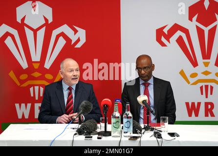 Ieuan Evans, presidente dell'Unione di rugby gallese (a sinistra) e amministratore delegato Nigel Walker durante una conferenza stampa al Principato Stadium di Cardiff. Ieuan Evans ha promesso di rimanere come presidente gallese Rugby Union nonostante le accuse di una 'cultura tossica' presso l'organizzazione che ha portato alle dimissioni del direttore generale Steve Phillips la domenica. Le dimissioni di Phillips sono avvenute dopo una settimana turbolenta nel rugby gallese a seguito di un documentario che ha trasmesso accuse di misoginia, sessismo, razzismo e omofobia all'organo governativo del gioco in Galles. Data immagine: Lunedì 30 gennaio 2023. Foto Stock