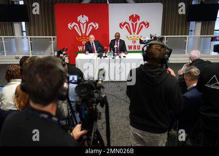 Ieuan Evans, presidente dell'Unione di rugby gallese (a sinistra) e amministratore delegato Nigel Walker durante una conferenza stampa al Principato Stadium di Cardiff. Ieuan Evans ha promesso di rimanere come presidente gallese Rugby Union nonostante le accuse di una 'cultura tossica' presso l'organizzazione che ha portato alle dimissioni del direttore generale Steve Phillips la domenica. Le dimissioni di Phillips sono avvenute dopo una settimana turbolenta nel rugby gallese a seguito di un documentario che ha trasmesso accuse di misoginia, sessismo, razzismo e omofobia all'organo governativo del gioco in Galles. Data immagine: Lunedì 30 gennaio 2023. Foto Stock