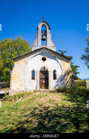 Francia, Alpes-de-Haute-Provence, Parco Naturale Regionale del Luberon, Lurs, villaggio arroccato sopra la valle della Durance media, cappella di Saint-Michel dal 12th ° secolo Foto Stock