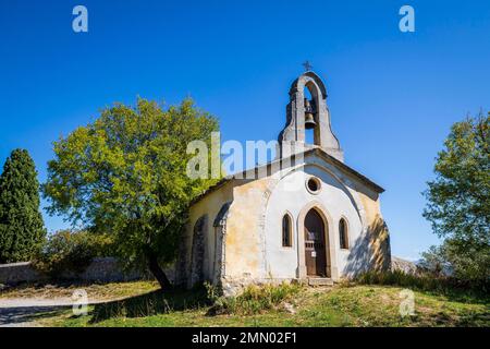 Francia, Alpes-de-Haute-Provence, Parco Naturale Regionale del Luberon, Lurs, villaggio arroccato sopra la valle della Durance media, cappella di Saint-Michel dal 12th ° secolo Foto Stock