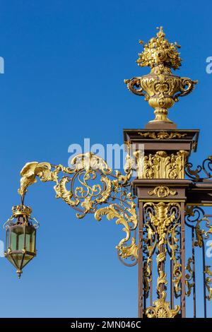 Francia, Meurthe et Moselle, Nancy, ferro battuto in ferro della recinzione e lampione di Jean Lamour su Place Stanislas (piazza Stanislas ex piazza reale) costruito da Stanislas Leszczynski, re di Polonia e ultimo duca di Lorena nel 18th ° secolo, elencato come Patrimonio Mondiale dell'UNESCO Foto Stock