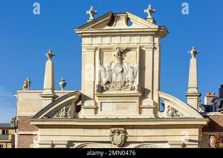 Francia, Meurthe et Moselle, Nancy, porta Saint Nicolas costruita nel 17th ° secolo con il suo frontone decorato con il duca rene il secondo stemma fiancheggiato da aquile di cui uno si trova sulla testa di un cavaliere (simbolo della vittoria) Con riferimento al bastone di Nancy (1477) durante il quale René il secondo batté le truppe di Charles le Temeraire situato Place des Vosges Foto Stock