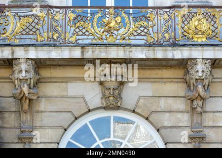 Francia, Meurthe et Moselle, Nancy, dettaglio del balcone sulla facciata del municipio su Place Stanislas (Stanislas piazza ex reale) costruito da Stanislas Leszczynski, re di Polonia e ultimo duca di Lorena nel 18th ° secolo, elencato come Patrimonio Mondiale dell'UNESCO Foto Stock