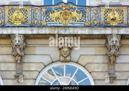 Francia, Meurthe et Moselle, Nancy, dettaglio del balcone sulla facciata del municipio su Place Stanislas (Stanislas piazza ex reale) costruito da Stanislas Leszczynski, re di Polonia e ultimo duca di Lorena nel 18th ° secolo, elencato come Patrimonio Mondiale dell'UNESCO Foto Stock