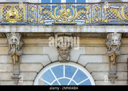 Francia, Meurthe et Moselle, Nancy, dettaglio del balcone sulla facciata del municipio su Place Stanislas (Stanislas piazza ex reale) costruito da Stanislas Leszczynski, re di Polonia e ultimo duca di Lorena nel 18th ° secolo, elencato come Patrimonio Mondiale dell'UNESCO Foto Stock