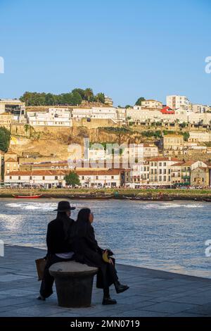 Portogallo, regione del Nord, Porto, centro storico dichiarato patrimonio mondiale dall'UNESCO, quartiere di Ribeira lungo il fiume Douro, Vila Nova de Gaia sullo sfondo Foto Stock