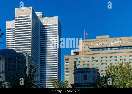 Canada, provincia del Quebec, Montreal, il centro città e i suoi grattacieli, l'edificio Place Ville Marie dell'architetto eoh Ming Pei e sulla destra il lussuoso hotel Fairmont Reine Elizabeth Foto Stock