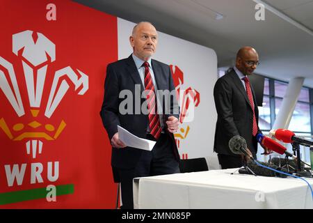 Ieuan Evans, presidente dell'Unione di rugby gallese (a sinistra) e amministratore delegato Nigel Walker durante una conferenza stampa al Principato Stadium di Cardiff. Ieuan Evans ha promesso di rimanere come presidente gallese Rugby Union nonostante le accuse di una 'cultura tossica' presso l'organizzazione che ha portato alle dimissioni del direttore generale Steve Phillips la domenica. Le dimissioni di Phillips sono avvenute dopo una settimana turbolenta nel rugby gallese a seguito di un documentario che ha trasmesso accuse di misoginia, sessismo, razzismo e omofobia all'organo governativo del gioco in Galles. Data immagine: Lunedì 30 gennaio 2023. Foto Stock