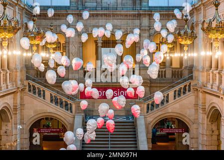 Royaume-uni, Ecosse, Glasgow, Kelvingrove Art Gallery and Museum, Floating Heads di Sophie Cave Foto Stock