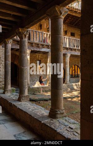 Francia, Aude, Corbieres Fenouilledes Parco Naturale Regionale, Lagrasse, Abbazia canonica Sainte Marie de Lagrasse, giovane donna nel chiostro dell'abbazia Foto Stock