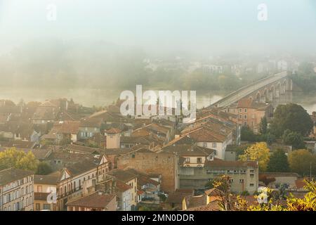 Francia, Tarn et Garonne, Moissac, vista generale della città nella nebbia mattutina Foto Stock