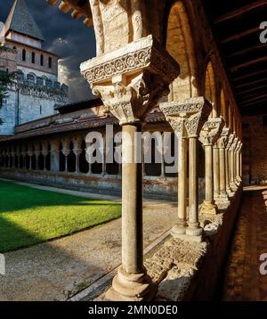 Francia, Tarn et Garonne, Moissac, Abbatiale de Saint Pierre, vista del chiostro dell'abbazia e il campanile sotto un cielo tempestoso Foto Stock