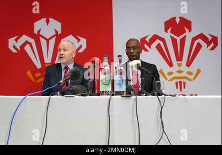 Ieuan Evans, presidente dell'Unione di rugby gallese (a sinistra) e amministratore delegato Nigel Walker durante una conferenza stampa al Principato Stadium di Cardiff. Ieuan Evans ha promesso di rimanere come presidente gallese Rugby Union nonostante le accuse di una 'cultura tossica' presso l'organizzazione che ha portato alle dimissioni del direttore generale Steve Phillips la domenica. Le dimissioni di Phillips sono avvenute dopo una settimana turbolenta nel rugby gallese a seguito di un documentario che ha trasmesso accuse di misoginia, sessismo, razzismo e omofobia all'organo governativo del gioco in Galles. Data immagine: Lunedì 30 gennaio 2023. Foto Stock