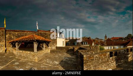 Francia, Pirenei Atlantici, Bearn, Navarrenx, vista panoramica della città sotto un cielo tempestoso al tramonto Foto Stock