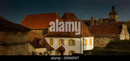 Francia, Pirenei Atlantici, Bearn, Navarrenx, vista panoramica della città sotto un cielo tempestoso al tramonto Foto Stock