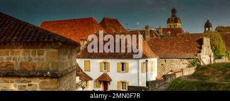 Francia, Pirenei Atlantici, Bearn, Navarrenx, vista panoramica della città sotto un cielo tempestoso al tramonto Foto Stock