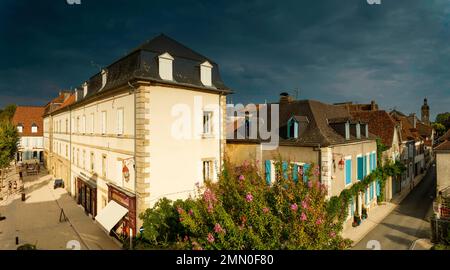 Francia, Pirenei Atlantici, Bearn, Navarrenx, vista panoramica della città sotto un cielo tempestoso al tramonto Foto Stock