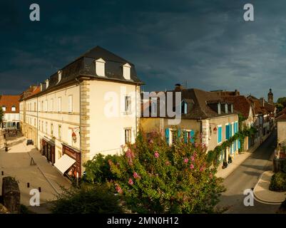 Francia, Pirenei Atlantici, Bearn, Navarrenx, vista panoramica della città sotto un cielo tempestoso al tramonto Foto Stock