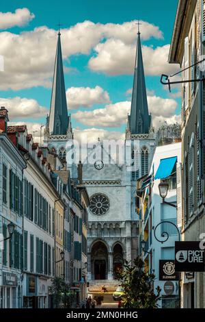 Francia, Pirenei Atlantici, Bearn, Pau, Chiesa di Saint Jacques, Vista urbana della facciata principale della chiesa di San Giacomo Foto Stock