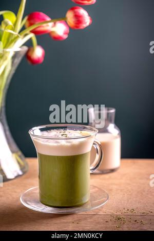 Francia, Parigi, bicchiere di latte di tè Matcha Foto Stock