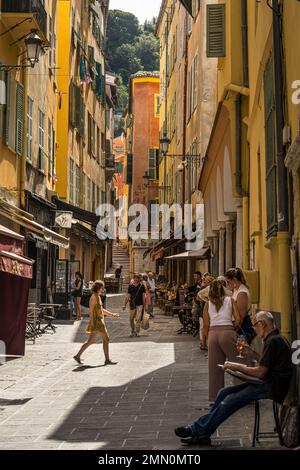 Francia, Alpes-Maritimes, Nizza, patrimonio mondiale dell'UNESCO, Nizza vecchia, rue de la Préfecture vita di strada Foto Stock