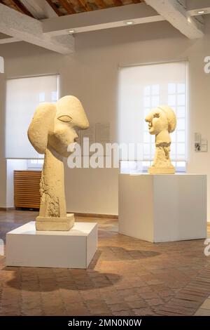 Francia, Alpi Marittime, Antibes, Museo di Antibes Picasso, Pablo Picasso, Head of a Woman, Cement, Two Unique Pieces, aprile-luglio 1937, sculture in cemento esposte alla 1937° esposizione internazionale di Parigi, saranno depositate nel museo nel 1954 da Picasso per completare la collezione delle sue opere Foto Stock