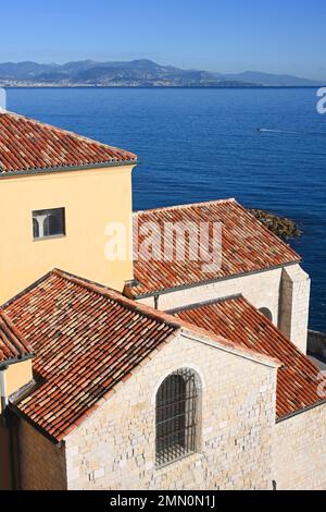 Francia, Alpi Marittime, Antibes, Museo di Antibes Picasso, vista della cappella di Saint-Esprit dalla sala espositiva del museo nel castello Grimaldi Foto Stock