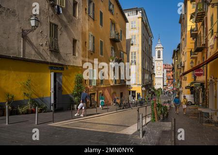 Francia, Alpes-Maritimes, Nizza, patrimonio mondiale dell'UNESCO, Nizza vecchia, Rue Rossetti e il campanile della Cattedrale di Sainte Reparate sullo sfondo Foto Stock