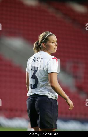 Inghilterra / Ungheria Calcio femminile 2006 qualificatore di Coppa del mondo allo stadio St Marys Southampton. L'inglese Rachel Unitt in azione. L'immagine è vincolata da restrizioni Dataco su come può essere utilizzata. SOLO USO EDITORIALE non utilizzare con audio, video, dati, liste di eventi, logo di club/campionati o servizi “live” non autorizzati. L'uso in-match online è limitato a 120 immagini, senza emulazione video. Non è utilizzabile nelle scommesse, nei giochi o nelle pubblicazioni di singoli club/campionati/giocatori Foto Stock