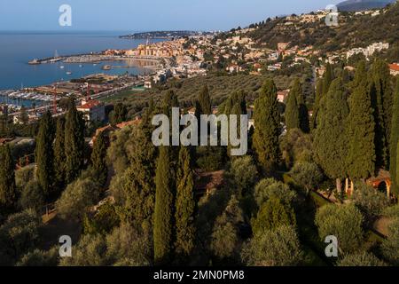 Francia, Alpes-Maritimes, Menton, Domaine des Colombieres, vista della città dalla tenuta (vista aerea) Foto Stock