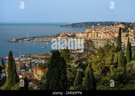 Francia, Alpes-Maritimes, Menton, Domaine des Colombieres, vista della città dalla tenuta Foto Stock