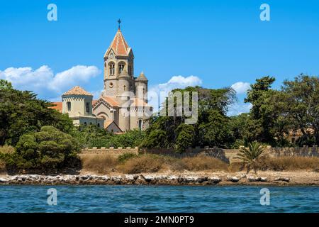 Francia, Alpes-Maritimes, Cannes, Lerins, Saint-Honorat, Abbazia di Lerins, la chiesa abbaziale Foto Stock