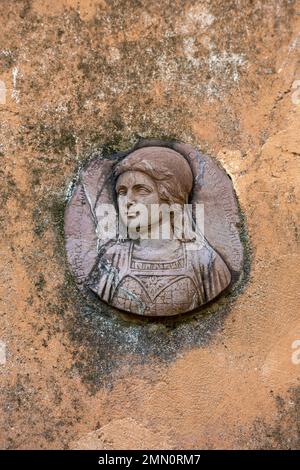 Italia, Liguria, Provincia di Imperia, Ventimiglia, Giardino Botanico di Hanbury, Palazzo Orengo, intarsi di bassorilievi risalenti al Rinascimento nelle mura della villa Foto Stock