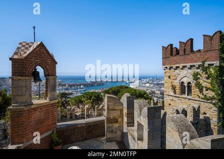 Italia, Liguria, Genova, Castello d'Albertis Museo delle Culture del mondo, Castello di Enrico Alberto D'Albertis, esploratore genovese, navigatore e scrittore di viaggi (1846-1932), Porto Antico e porto commerciale sullo sfondo Foto Stock