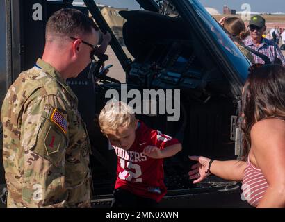 2 David Shattuck, un pilota di Blackhawk assegnato al Battaglione di ricostruzione dell'attacco del 1st, 1st Aviation Regiment, 1st Combat Aviation Brigade, 1st Infantry Division, mostra agli ospiti delle Frontiers in Flight Airshow l'interno di un falco nero UH-60 presso la base aeronautica McConnell, Wichita, Kansas, Settembre 24, 2022. Shattuck, insieme ad altri soldati del CAB del 1st, ha partecipato all'annuale spettacolo aereo congiunto per la comunità locale. Foto Stock