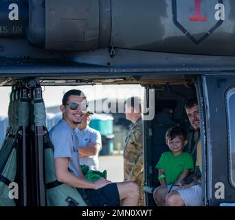 Gli ospiti dell'Annual Frontiers in Flight Airshow siedono in un falco nero Sikorsky UH-60 assegnato alla Brigata dell'Aviazione di combattimento 1st, 1st° divisione di fanteria presso la base dell'aeronautica militare McConnell, Wichita, Kansas, 24 settembre 2022. Il CAB del 1st ha partecipato all'evento annuale congiunto per la comunità locale. Foto Stock