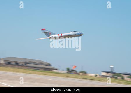 Randy Ball, pilota MIG-17F, dimostra le capacità di volo dell'aereo volando ad alta velocità a bassa quota il 24 settembre 2022, al Frontiers in Flight Airshow e all'Open House, McConnell Air Force base, Kan. Il team McConnell ha ospitato The Frontiers in Flight Airshow e Open House come un modo per restituire ai suoi vicini nell'area circostante. Fronteggiers in Flight,Team McConnell,airshow, Foto Stock