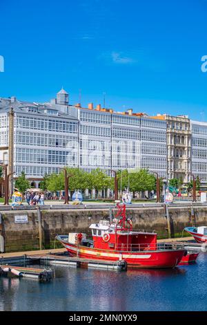 Spagna, Galizia, A Coruña, Avenida da Marina lungo il porto, edifici con gallerie di vetro del 19th ° secolo, elementi architettonici che ha dato alla città il soprannome Città del vetro Foto Stock