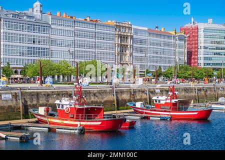 Spagna, Galizia, A Coruña, Avenida da Marina lungo il porto, edifici con gallerie di vetro del 19th ° secolo, elementi architettonici che ha dato alla città il soprannome Città del vetro Foto Stock