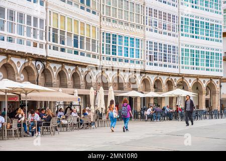 Spagna, Galizia, A Coruña, Avenida da Marina, edifici con gallerie di vetro del 19th ° secolo, elementi architettonici che ha dato alla città il nickna Foto Stock