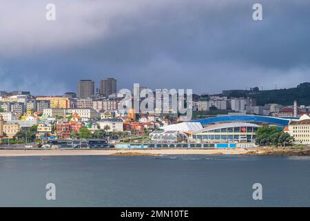 Spagna, Galizia, A Coruña, edifici confinanti con la spiaggia di Riazor Foto Stock