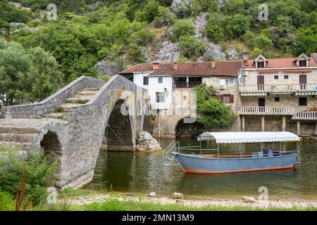 Ponte ad arco sul fiume Crnojevica in Montenegro Foto Stock