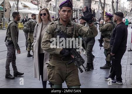 Gerusalemme, Israele. 30th Jan, 2023. Forze di polizia di frontiera con rinforzi dalla Brigata Givati dell'IDF in berretti viola, sulla maggiore sicurezza, pattugliano le strade nel centro di Gerusalemme in mezzo a un'escalation di violenza a seguito di due attentati terroristici nella capitale. Sette israeliani sono stati uccisi e cinque feriti. Credit: NIR Alon/Alamy Live News Foto Stock