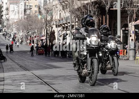 Gerusalemme, Israele. 30th Jan, 2023. Forze di polizia di frontiera con rinforzi dalla Brigata Givati dell'IDF in berretti viola, sulla maggiore sicurezza, pattugliano le strade nel centro di Gerusalemme in mezzo a un'escalation di violenza a seguito di due attentati terroristici nella capitale. Sette israeliani sono stati uccisi e cinque feriti. Credit: NIR Alon/Alamy Live News Foto Stock