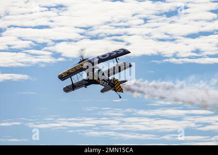 Jon Melby, pilotando il suo biplano muscolare S-1B Pitts, esegue aerobica durante il Marine Corps Air Station Miramar Air Show 2022 al MCAS Miramar, San Diego, California, 24 settembre 2022. Melby si esibisce in occasione di spettacoli aerei dal 2001. Il tema del MCAS Miramar Air Show 2022, “Marines Fight, evolve and Win”, riflette gli sforzi di modernizzazione in corso del corpo Marino per prepararsi ai conflitti futuri. Foto Stock