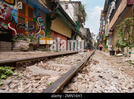 Hanoi, Vietnam, gennaio 2023. le tracce tra le case del vecchio quartiere del centro della città Foto Stock